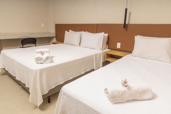 Tripla Standard | Una scrivania, Wi-Fi gratuito