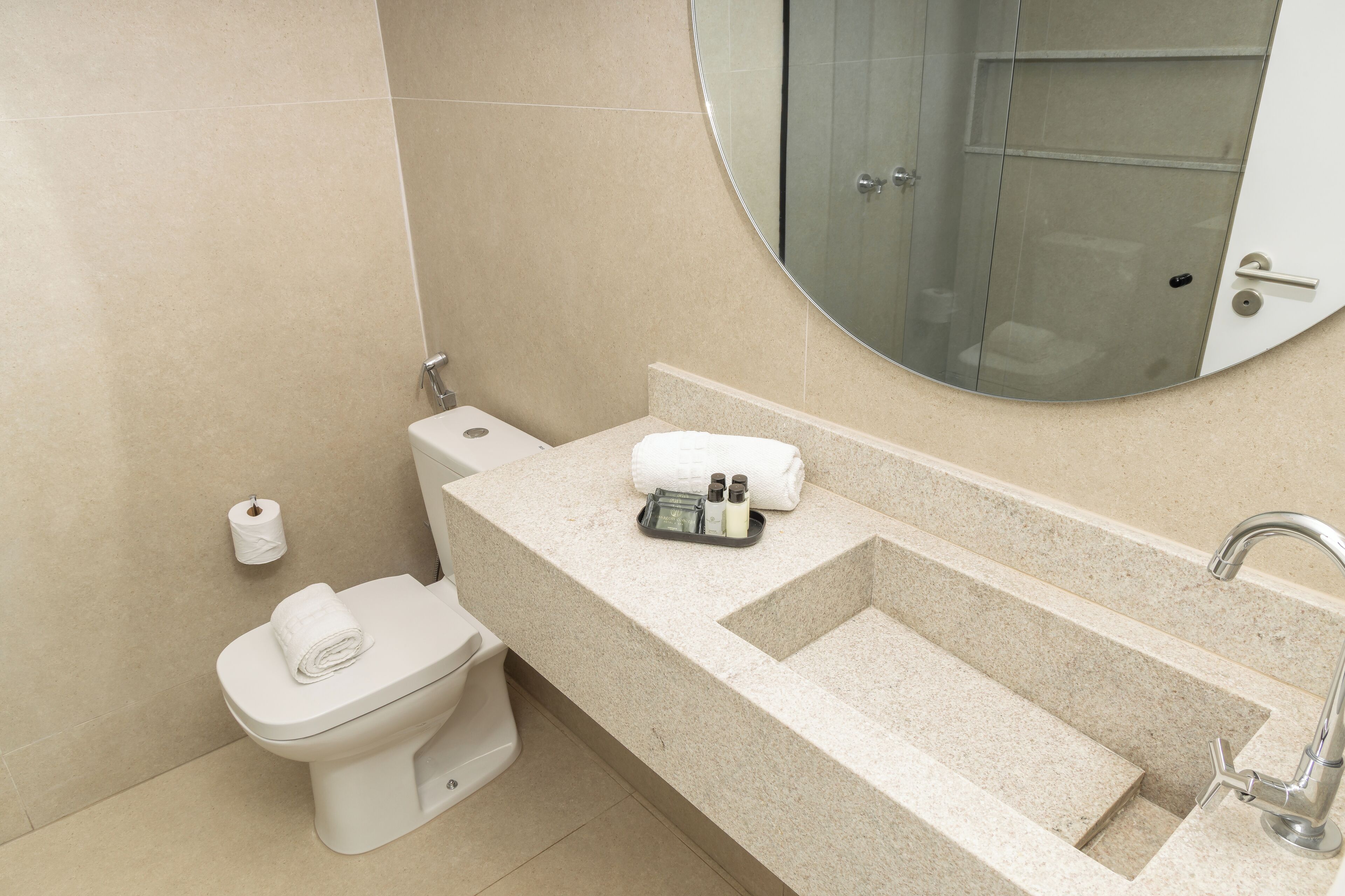 シャワー、タオル、トイレットペーパー