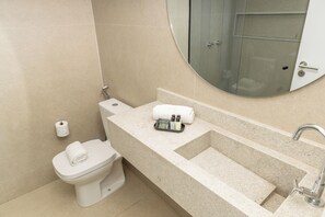 淋浴设施、毛巾、卫生纸