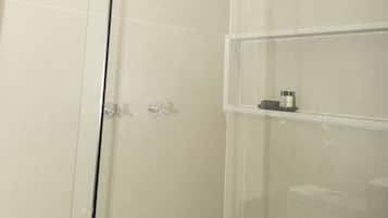 Habitación doble estándar | Baño | Regadera, toallas, papel de baño