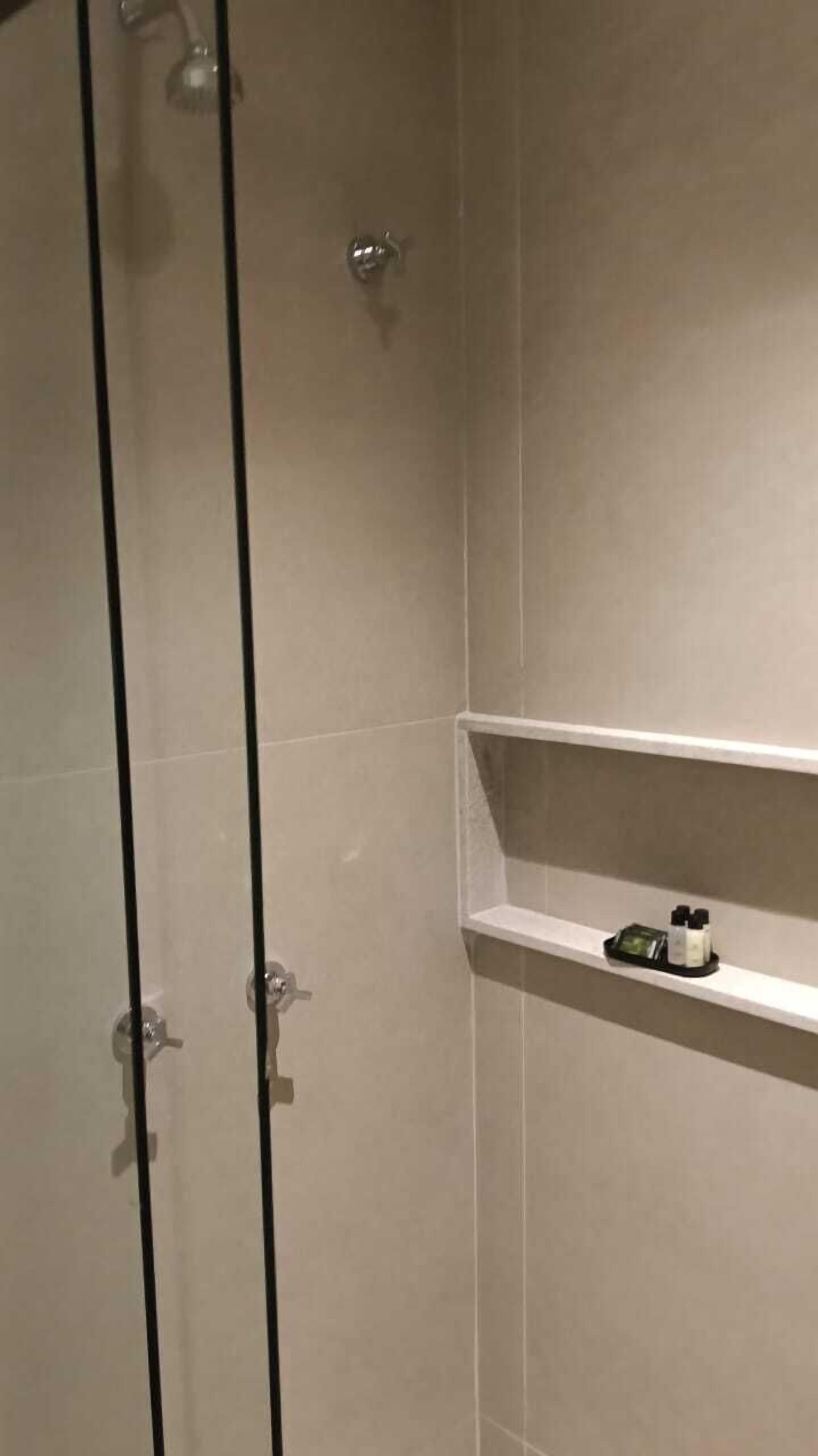 Quarto casal executivo | Banheiro | Chuveiro, toalhas de banho, papel higiênico 