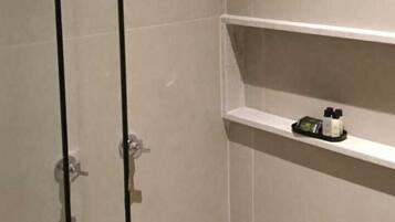 Quarto casal executivo | Banheiro | Chuveiro, toalhas de banho, papel higiênico