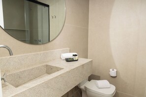 Standard Double Room | Bathroom | Shower, towels, toilet paper - Sereno Hotel (Cabo Frio)