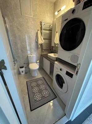 Hårføner, håndklær, såpe og toalettpapir