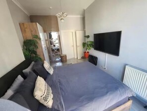 3 slaapkamers, een strijkplank/strijkijzer, wifi, beddengoed
