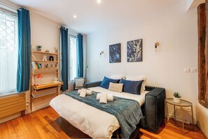 1 chambre, fer et planche à repasser, lit de bébé portatif