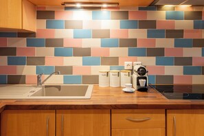 Réfrigérateur, four à micro-ondes, surface de cuisson, lave-vaisselle