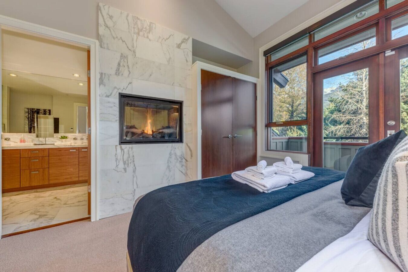 4 عدّة غرف نوم ومكتب ومكواة/لوح كي وسرير سفر