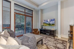 Televisie en een open haard