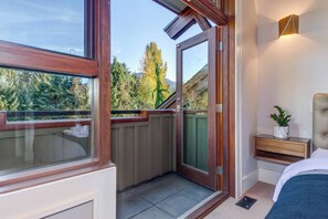 4 slaapkamers, een bureau, een strijkplank/strijkijzer, reisbedje