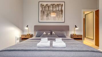 4 slaapkamers, een bureau, een strijkplank/strijkijzer, reisbedje