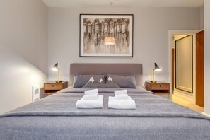 4 chambres, bureau, fer et planche à repasser, lit de bébé portatif