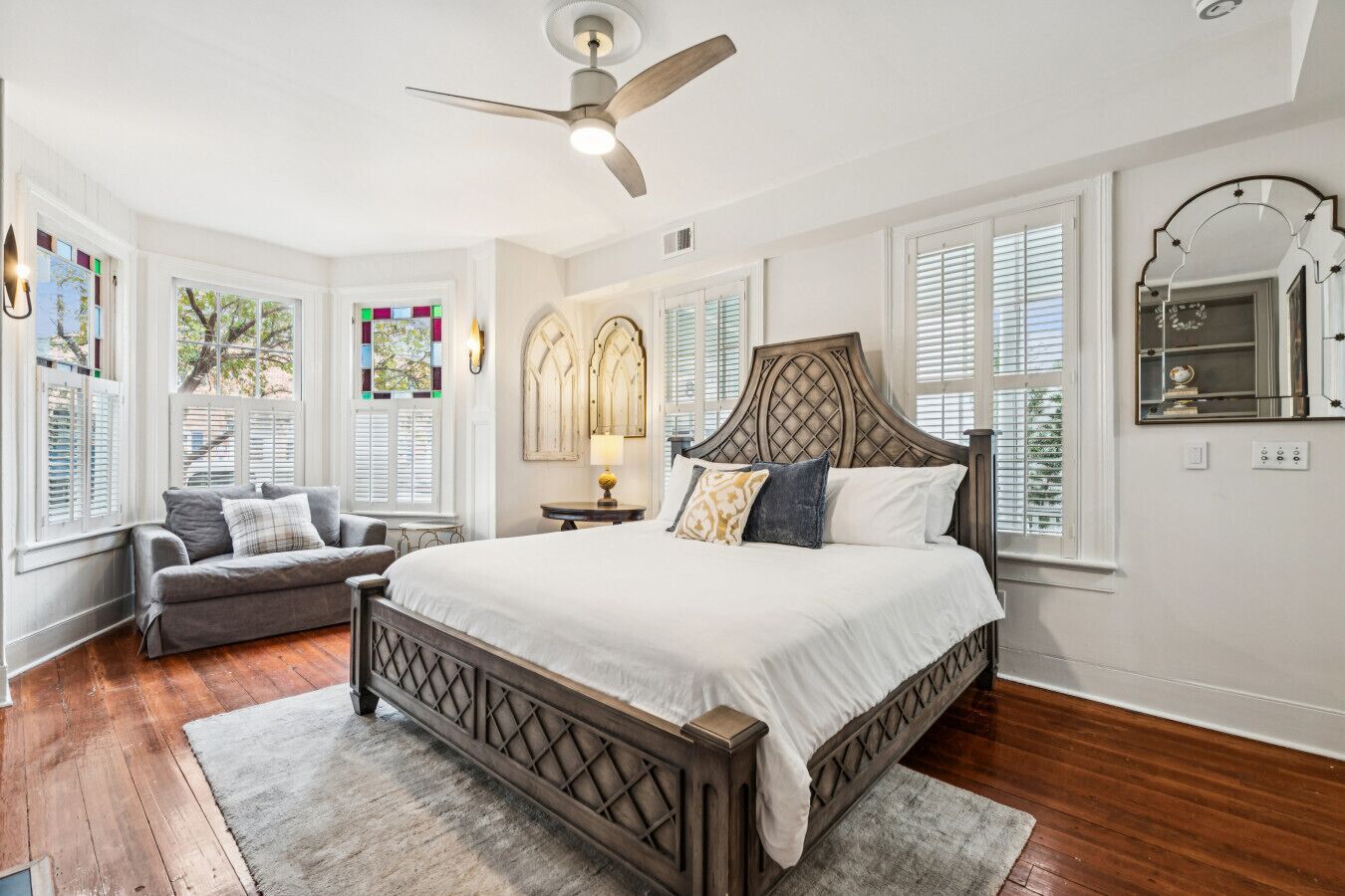 4 bedrooms, iron/ironing board, WiFi, bed sheets