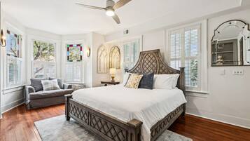 4 bedrooms, iron/ironing board, WiFi, bed sheets