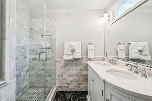 Hair dryer, towels - The Veranda - Private Pool and Walk to King! (Charleston)