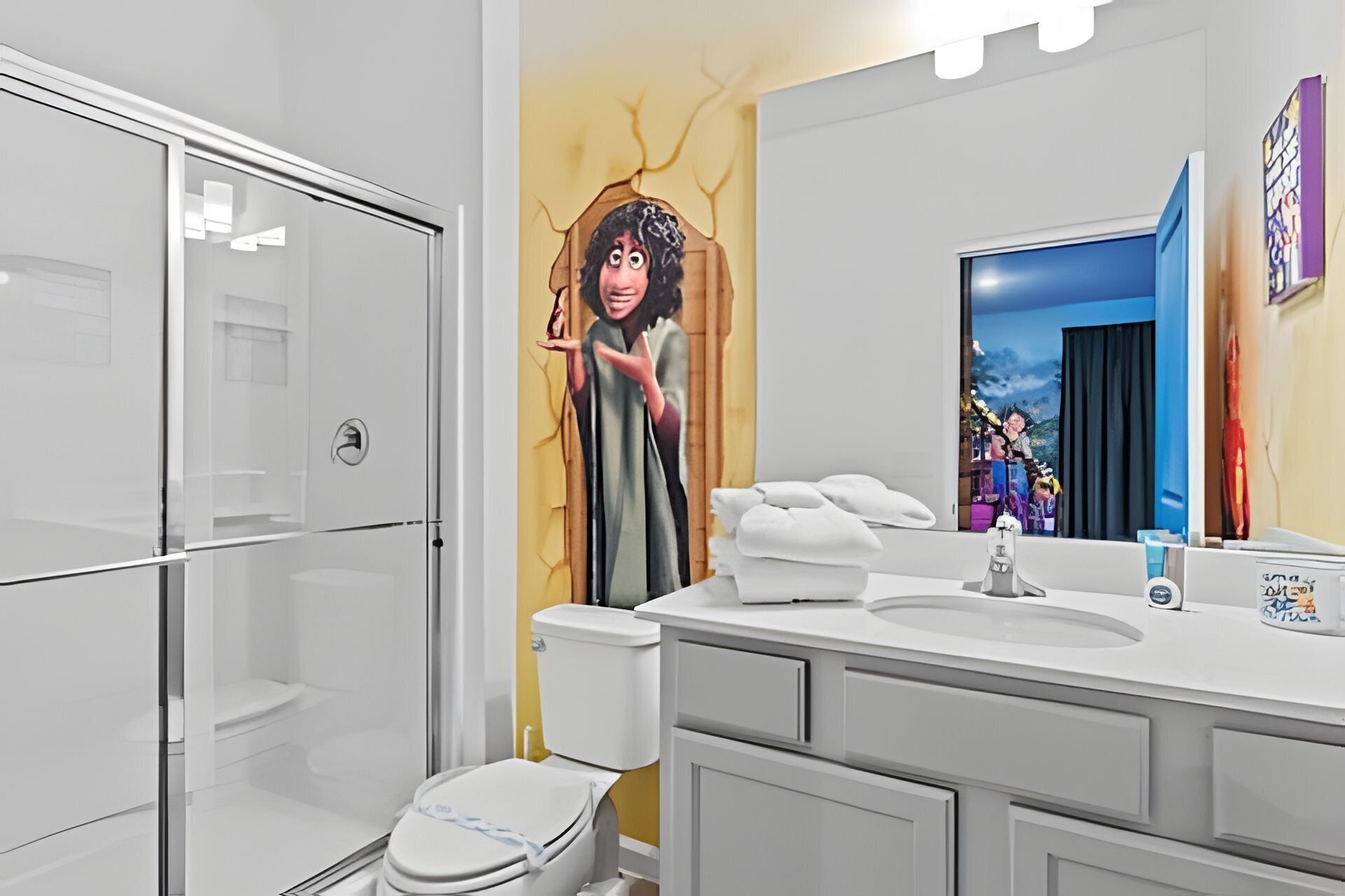 Ein modernes Badezimmer mit einer Duschkabine aus Glas, einer weißen Toilette, einem Waschbecken mit Spiegel und einem an der Wand montierten Toilettenpapierhalter.
