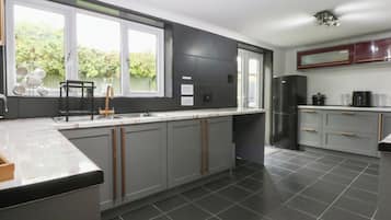 Dụng cụ nấu nướng/bát dĩa/dao nĩa