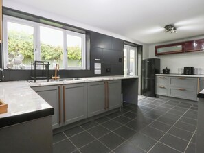 Batterie de cuisine, vaisselle et ustensiles