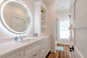 Shower, hair dryer, bidet, towels - Tranquil 5-bedroom house with AC on Dauphin Island-Hot Tub (Dauphin Island)