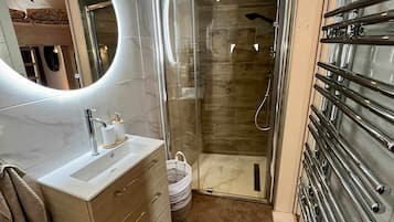 Regadera, secadora de cabello, toallas, jabón