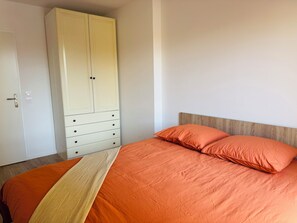 Een strijkplank/strijkijzer, wifi, beddengoed