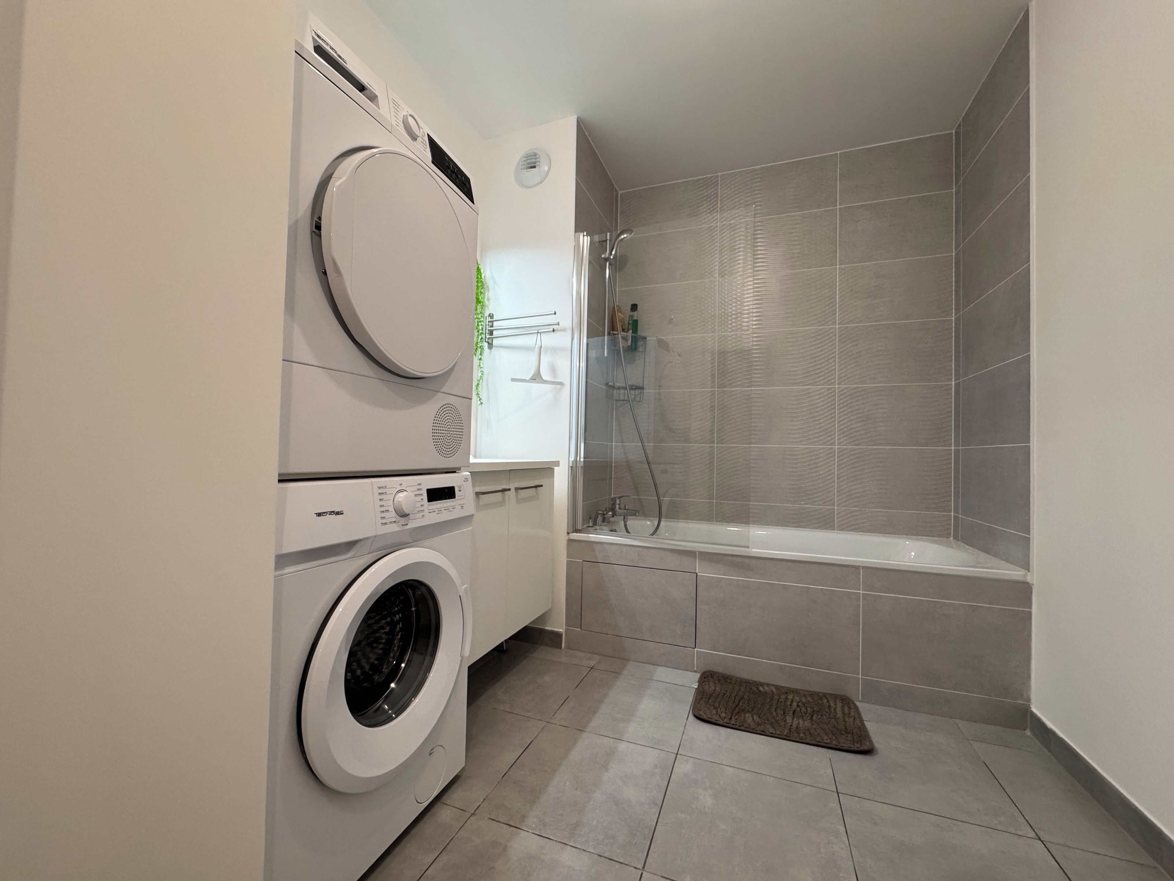 Sèche-cheveux, serviettes fournies, savon, papier toilette