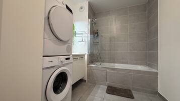 Sèche-cheveux, serviettes fournies, savon, papier toilette