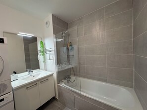 Haartrockner, Handtücher, Seife, Toilettenpapier