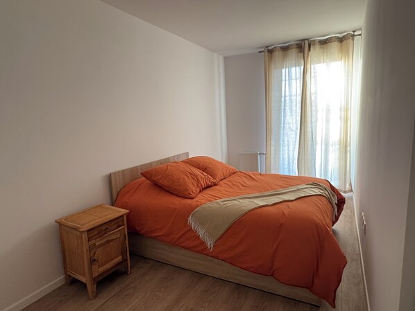 Een strijkplank/strijkijzer, wifi, beddengoed