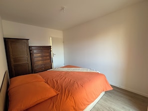 Tabla de planchar con plancha, wifi y ropa de cama