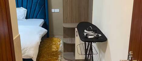 2 bedrooms, iron/ironing board, internet