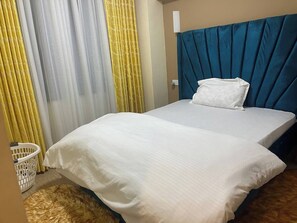 2 habitaciones, tabla de planchar con plancha y internet