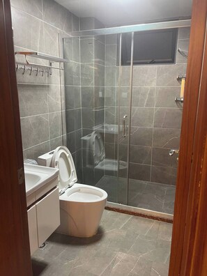 Shower, towels, soap, toilet paper - Divine Home -Enzi (Nairobi)