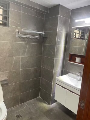 Douche, serviettes fournies, savon, papier toilette