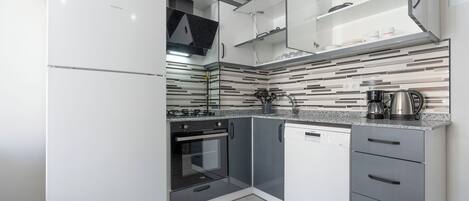 Familie appartement, 2 slaapkamers, niet-roken, balkon | Privékeuken | Een koffiezetapparaat/waterkoker, een waterkoker