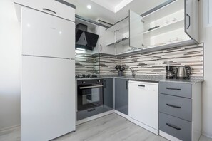 Family Condo, 2 Bedrooms, Non Smoking, Balcony | Private kitchen