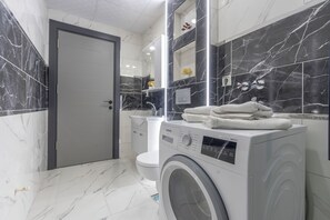 Family Condo, 2 Bedrooms, Non Smoking, Balcony | Bathroom