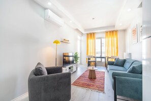 Familieleilighet, 2 soverom, ikke-røyk, balkong | Oppholdsområde | En 32-tommers smart-TV med Parabol-TV