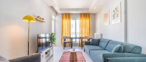 Appartamento familiare, 2 camere da letto, non fumatori, balcone | Area soggiorno | Smart TV 32 pollici con canali satellitari