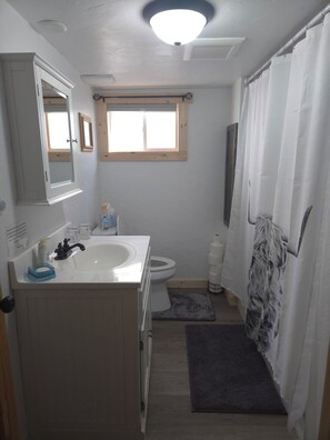 Haartrockner, Handtücher, Seife, Toilettenpapier