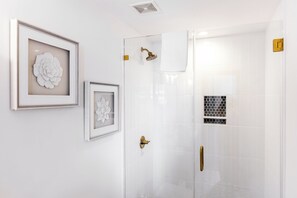Regadera, secadora de cabello, bidet 
