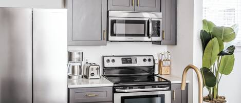 Een koelkast, een microgolfoven, een oven, een kookplaat