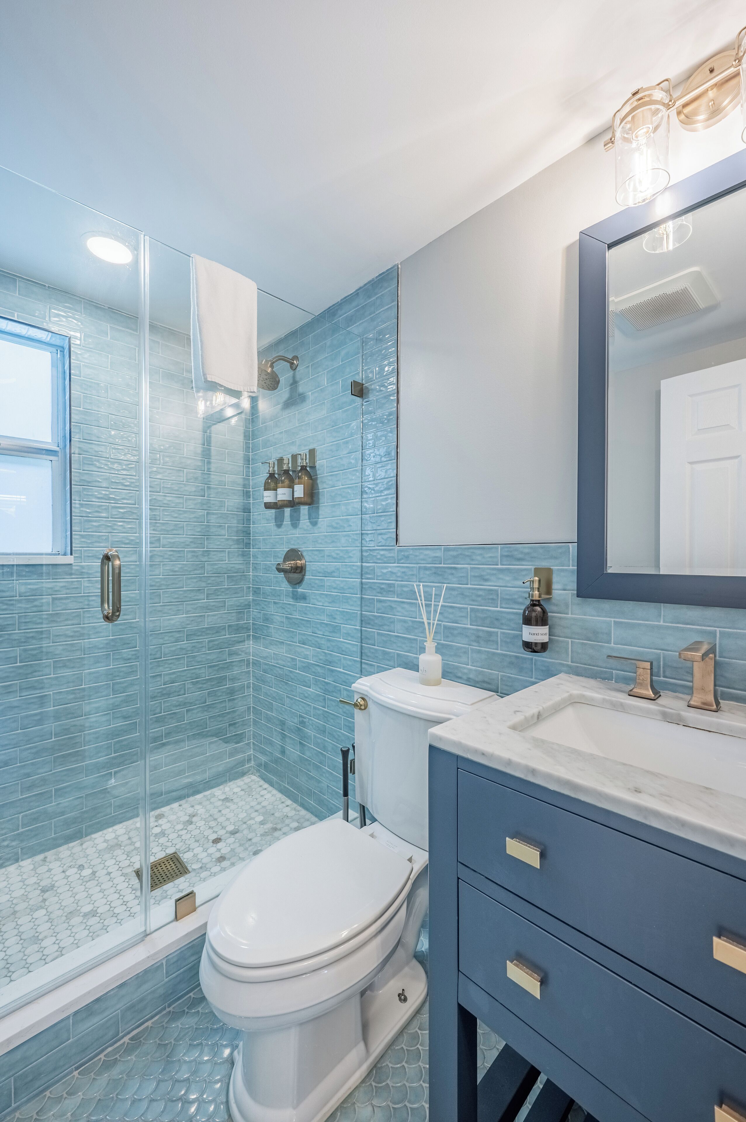 Regadera, secadora de cabello, toallas, jabón 