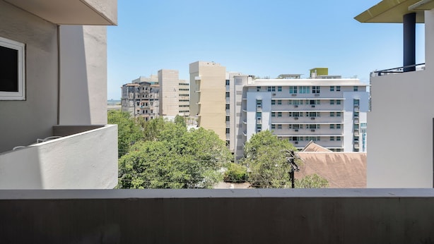 Un immeuble de grande hauteur, doté de nombreux étages, de grandes fenêtres et d’un toit plat.
