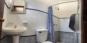 Kamar Double, 2 Tempat Tidur Queen | Kamar mandi | Handuk, sabun, sampo, dan tisu toilet