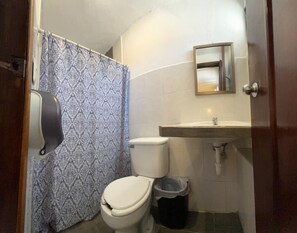 Standard Room | Bathroom | Combined shower/tub, towels, soap, shampoo - Hotel Rath (Campeche)