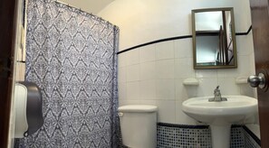 Standard Room | Bathroom | Combined shower/tub, towels, soap, shampoo - Hotel Rath (Campeche)