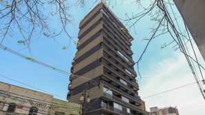 A tall, modern building with multiple balconies and a mix of residential and commercial spaces. - Flat Moderno Perto do Metr e do Parque Ibirapuera (São Paulo)