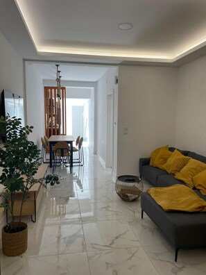 TV - Queluz Maison a Cosy Apartment with a Jacuzzi/ hot tub (Queluz)