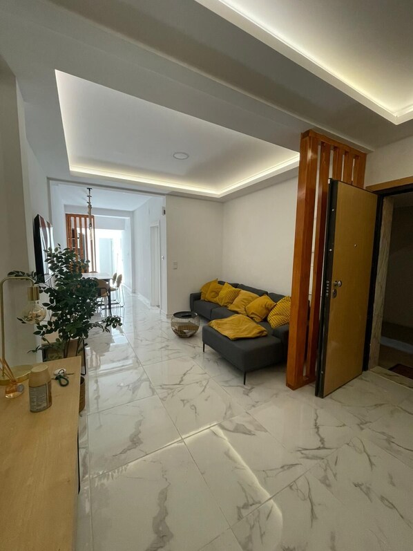 TV - Queluz Maison a Cosy Apartment with a Jacuzzi/ hot tub (Queluz)